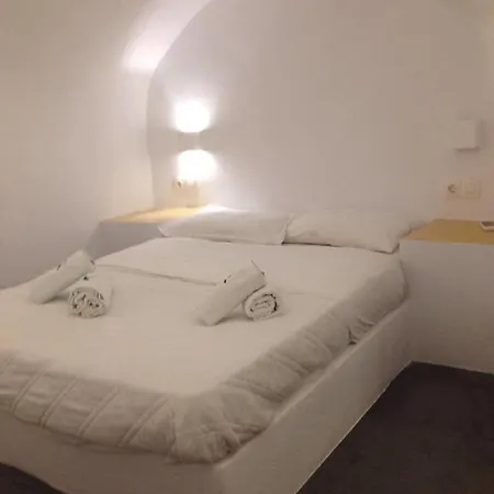 Hobbit Cave Fira (Santorini)