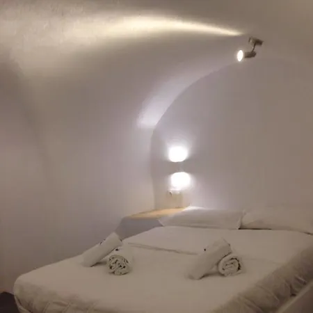 Gasthof Hobbit Cave Fira (Santorini)